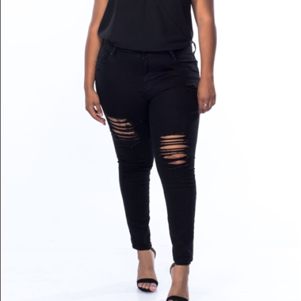 Distressed black jeans (plus size)